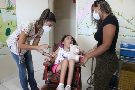 Menina com microcefalia é a primeira criança de Hortolândia a ser vacinada contra a COVID-19