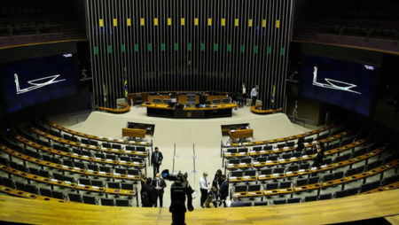 CALADA DA NOITE: Câmara aprova texto-base do projeto que legaliza jogos no Brasil