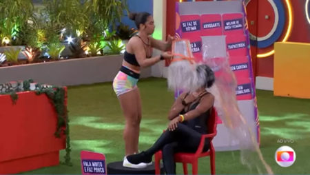 BBB22: Maria é expulsa por atingir Natalia com balde