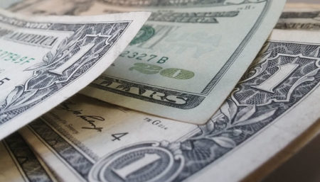 Alta do dólar favorece investidores e prejudica famílias mais pobres no Brasil