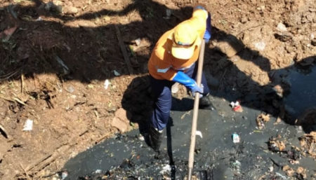 20 toneladas de resíduos de galeria pluvial obstruída foram retiradas em bairro de Hortolândia