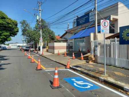 Para organizar trânsito, Prefeitura implanta sinalização de solo em rua da nova Farmácia de Alto Custo