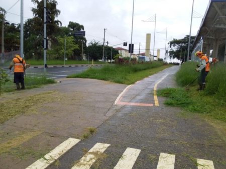 Mesmo com chuva, espaços públicos de Hortolândia recebem mutirão de poda do mato e zeladoria