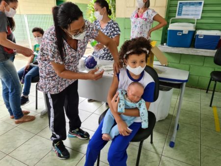 Vacinação nas escolas contra a Covid-19 se encerra neste sábado (19/02)
