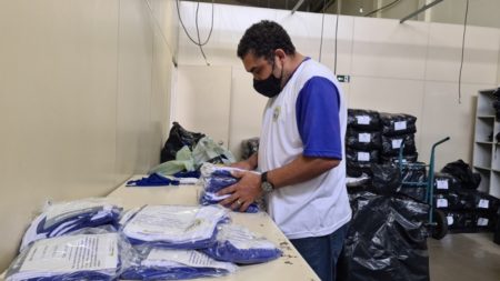 Escolas municipais de Hortolândia começam a receber kits de máscaras e de uniformes escolares a partir desta segunda-feira (21/02)