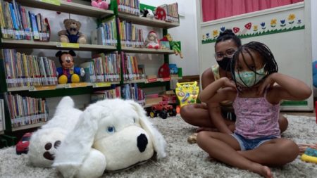 Menina de 4 anos acha livro e faz carteirinha de leitora na Biblioteca Municipal de Hortolândia