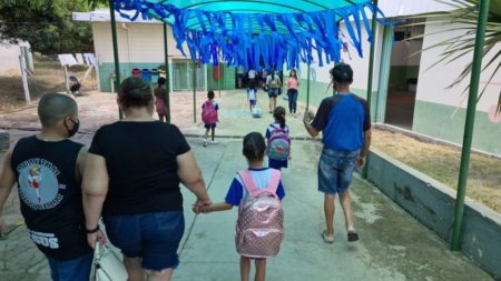 Após vacinação pediátrica nas escolas, Prefeitura retoma aulas presenciais na rede municipal de ensino