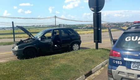 Ladrão abandona carro e deixa seu documento