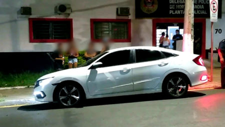 Homem chegava à igreja tem carro roubado por 3 meliantes; PM recupera o veículo em seguida