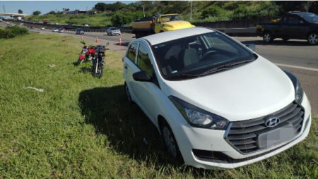 Acidente entre carro e duas motos deixa dois feridos na rodovia SP-101 