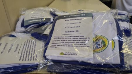 Estudantes da rede municipal de Hortolândia começam a receber kits de máscaras e de uniformes escolares nesta quinta-feira (03/03)