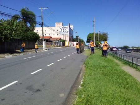 Prefeitura realiza mutirão de limpeza e poda do mato na margem da Rodovia SP-101