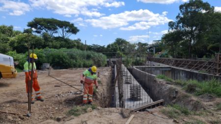 Começa a construção da ponte sobre o ribeirão Jacuba para conectar viário central à “rua da feira”, na Vila Real