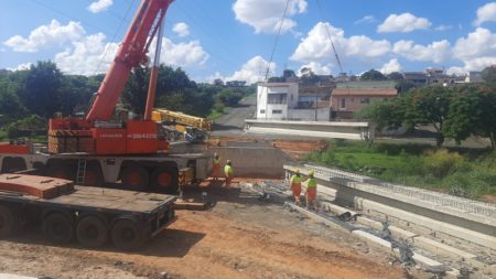 Ponte da Rua Flamboyant sobre o ribeirão Jacuba, no Carmem Cristina, ganha vigas de sustentação