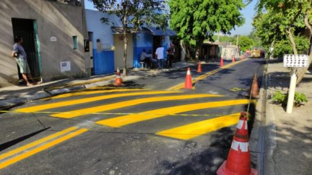 Prefeitura reforça sinalização viária na Vila Guedes