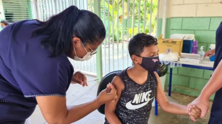 Crianças até 11 anos começam a receber segunda dose da Coronavac em escolas municipais de Hortolândia