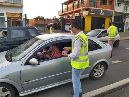 Mulheres recebem panfletos com mensagens positivas no trânsito em Hortolândia