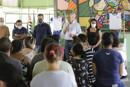 Pais ressaltam qualidade e economia de uniforme escolar entregue em Hortolândia