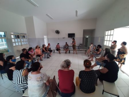 Roda de conversa sensibiliza mulheres sobre a violência de gênero