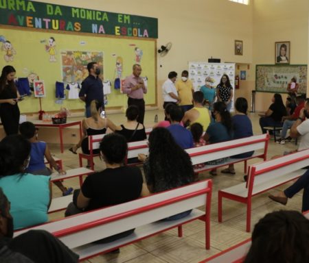 Durante entrega de uniformes escolares, prefeito pede ajuda aos pais para ampliar a vacinação de crianças em Hortolândia