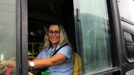 Condutora de ônibus urbano em Hortolândia mostra que está ultrapassado o conceito de profissões consideradas masculinas