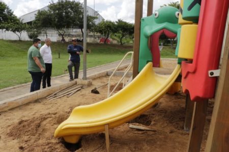 “Praça do Roxo” entre Jd. N. Hortolândia e N. Sra. Auxiliadora, ganha brinquedão e paisagismo