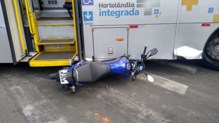 Moto fica embaixo de ônibus após colisão em Hortolândia