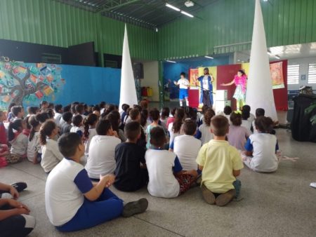 Estudantes municipais de Hortolândia assistem a peça teatral sobre acolhimento e respeito às diferenças