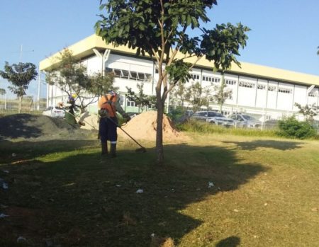 Unidades de saúde de Hortolândia recebem mutirão de poda do mato e limpeza