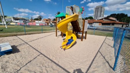 Prefeitura instala “brinquedão” em praça no Jardim Malta
