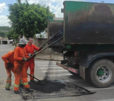 Ruas de dois bairros recebem nova etapa da Operação Tapa-Buraco da Prefeitura