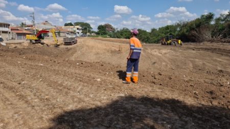 Trecho do novo sistema viário no Parque Lago Fé próximo ao canal recebe terraplenagem