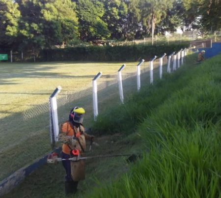 Prefeitura realiza limpeza e poda do mato em espaços esportivos de Hortolândia