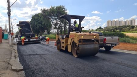 Após reforço no sistema de drenagem, Rua Luiz Camilo é pavimentada