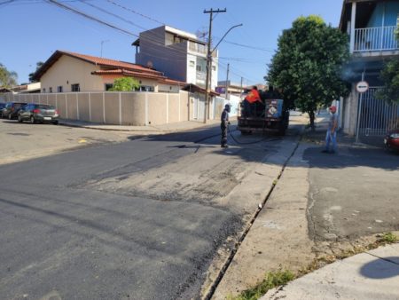 Prefeitura recupera pavimento em diversas vias de Hortolândia