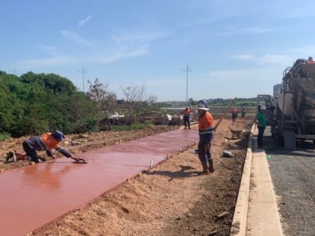 Ciclovia do novo sistema viário no Parque Lago Fé começa a ser pavimentada