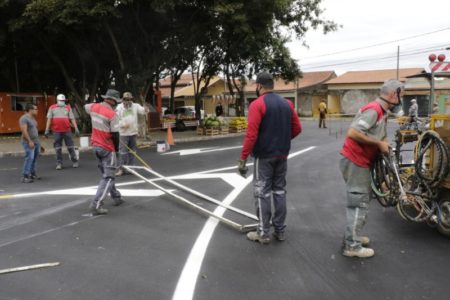 Prefeitura realiza pintura da sinalização de solo para ordenar fluxo do trânsito na rua Pérola