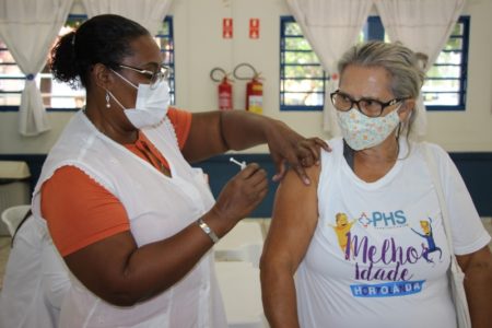 Idosos do CCMI do Remanso Campineiro são imunizados contra a influenza