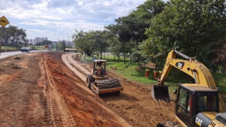 Trecho da Estrada Municipal Sabina Baptista de Camargo ao lado do Remanso das Águas é limpo para passar por terraplenagem