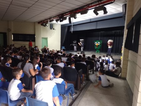 Estudantes da rede municipal aprendem com o teatro a importância da educação para o trânsito