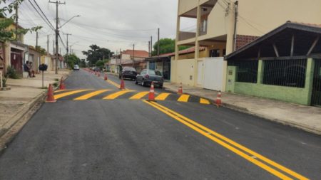 Prefeitura de Hortolândia realiza sinalização de solo em via movimentada localizada no Jd. Santa Amélia