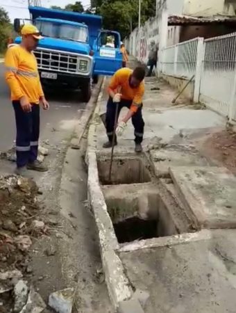 Concreto descartado irregularmente é removido de boca-de-lobo no Jardim Novo Ângulo