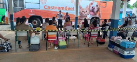 Tutores de animais domésticos recebem orientação sobre guarda responsável durante campanha de castração