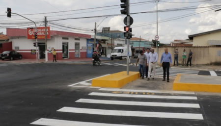 Já esta em funcionamento o semáforo implantado em cruzamento do Esmeralda