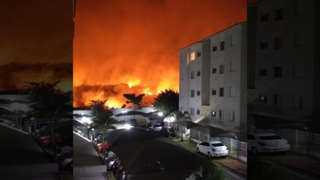 Incêndio de grandes proporções assusta moradores em Hortolândia