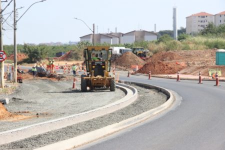 Trecho da Estrada Municipal Sabina Baptista de Camargo em duplicação começa a ser pavimentado