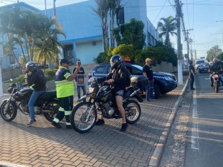 “Operação Cavalo de Aço” orienta motociclistas sobre segurança viária