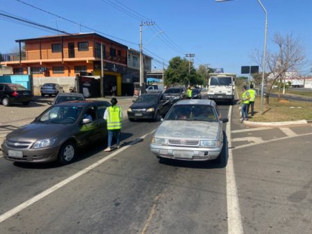 Motoristas recebem folhetos para conscientização do trânsito em dois importantes cruzamentos de Hortolândia
