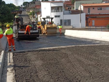 Rua Pacaembu, no Parque dos Pinheiros, recebe pavimentação asfáltica