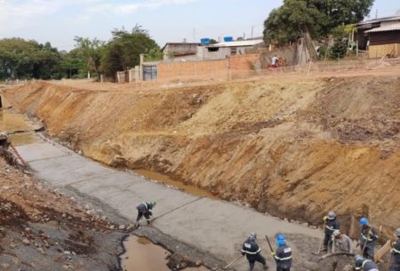 Leito do córrego, em fase de canalização na Vila Real, ganha reforço de concreto